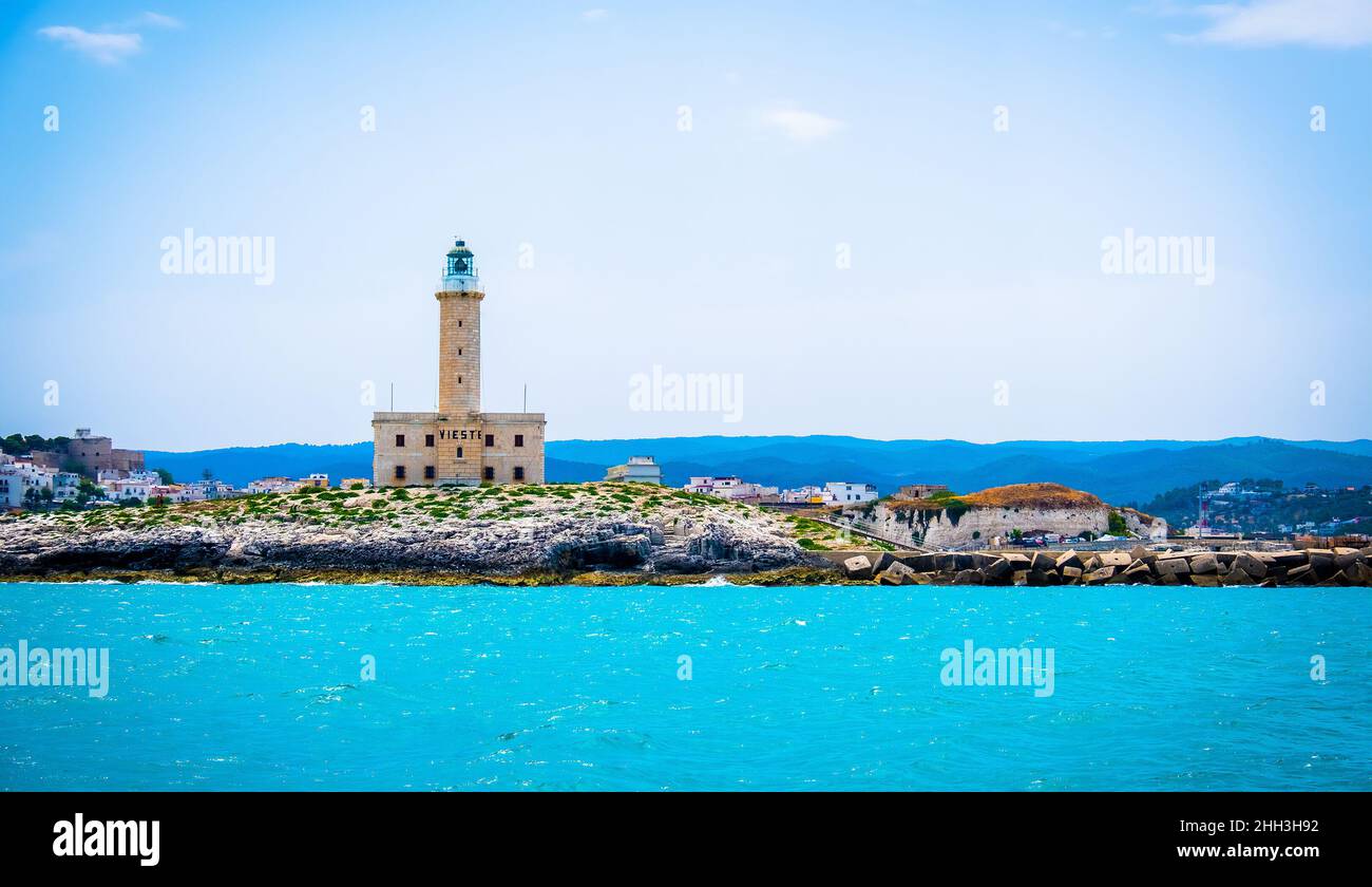 Faro Vieste de Gargano - región Puglia del sur de Italia - pintoresco pueblo costero del mar Foto de stock