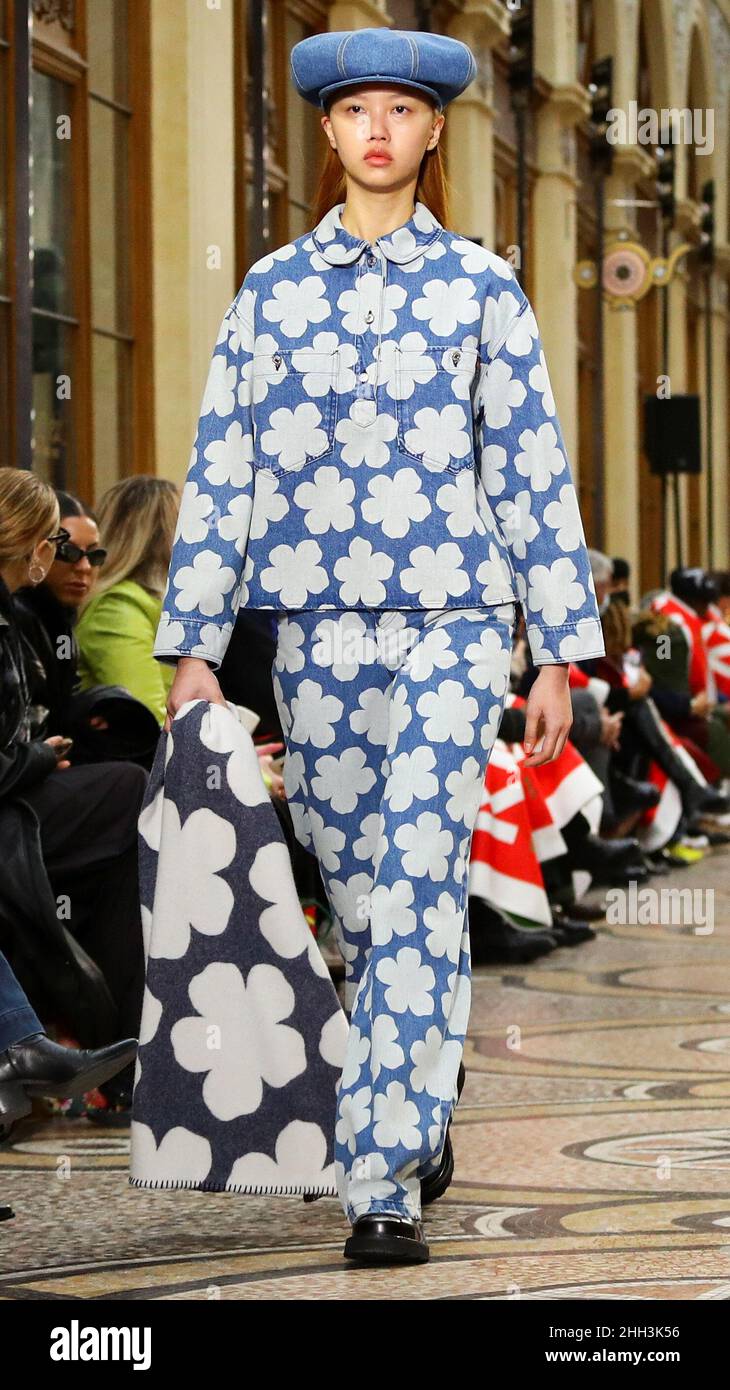 Un modelo presenta una creación del diseñador Nimo como parte de su  colección de otoño/invierno 2022 para hombre y mujer lista para usar para  la casa de moda Kenzo durante la Semana