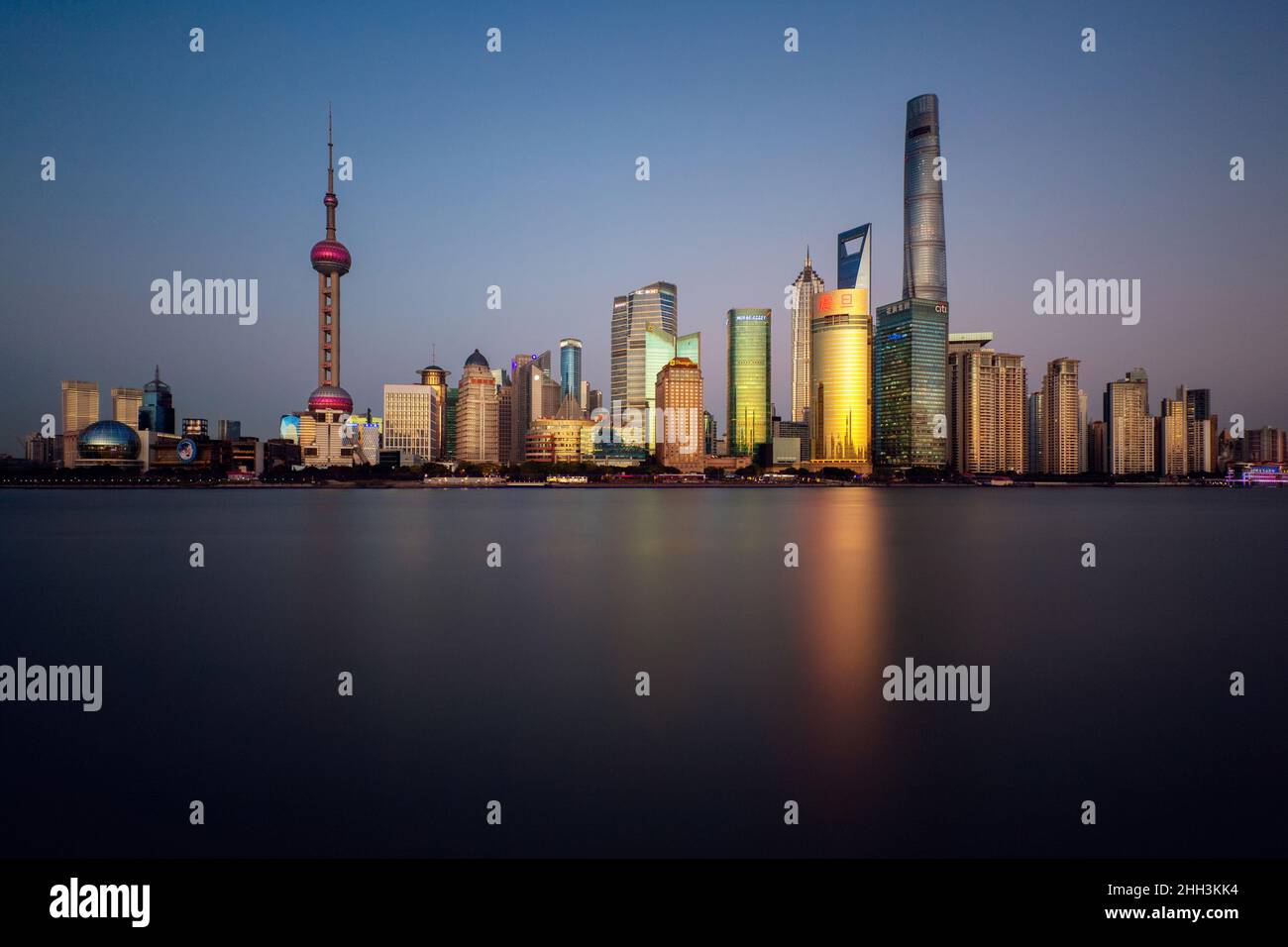 El horizonte de Lujiazui y el río Huangpu, Shanghai, China Foto de stock