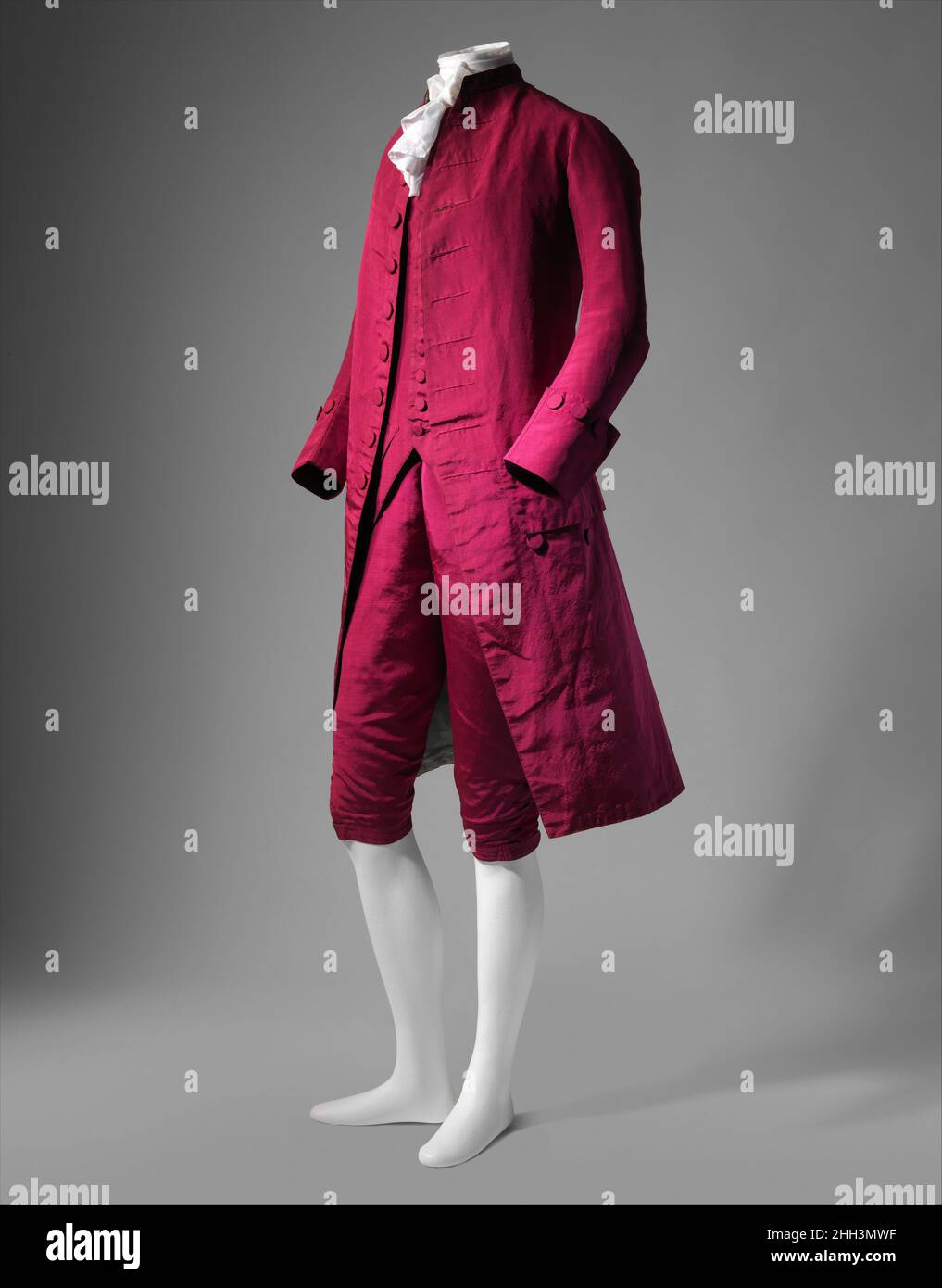 Traje 1770–80 Probablemente británico Este elegante traje refleja la relativa simplicidad e informalidad de ropa de hombre británica del siglo XVIII, que llegó a influir en el vestido en