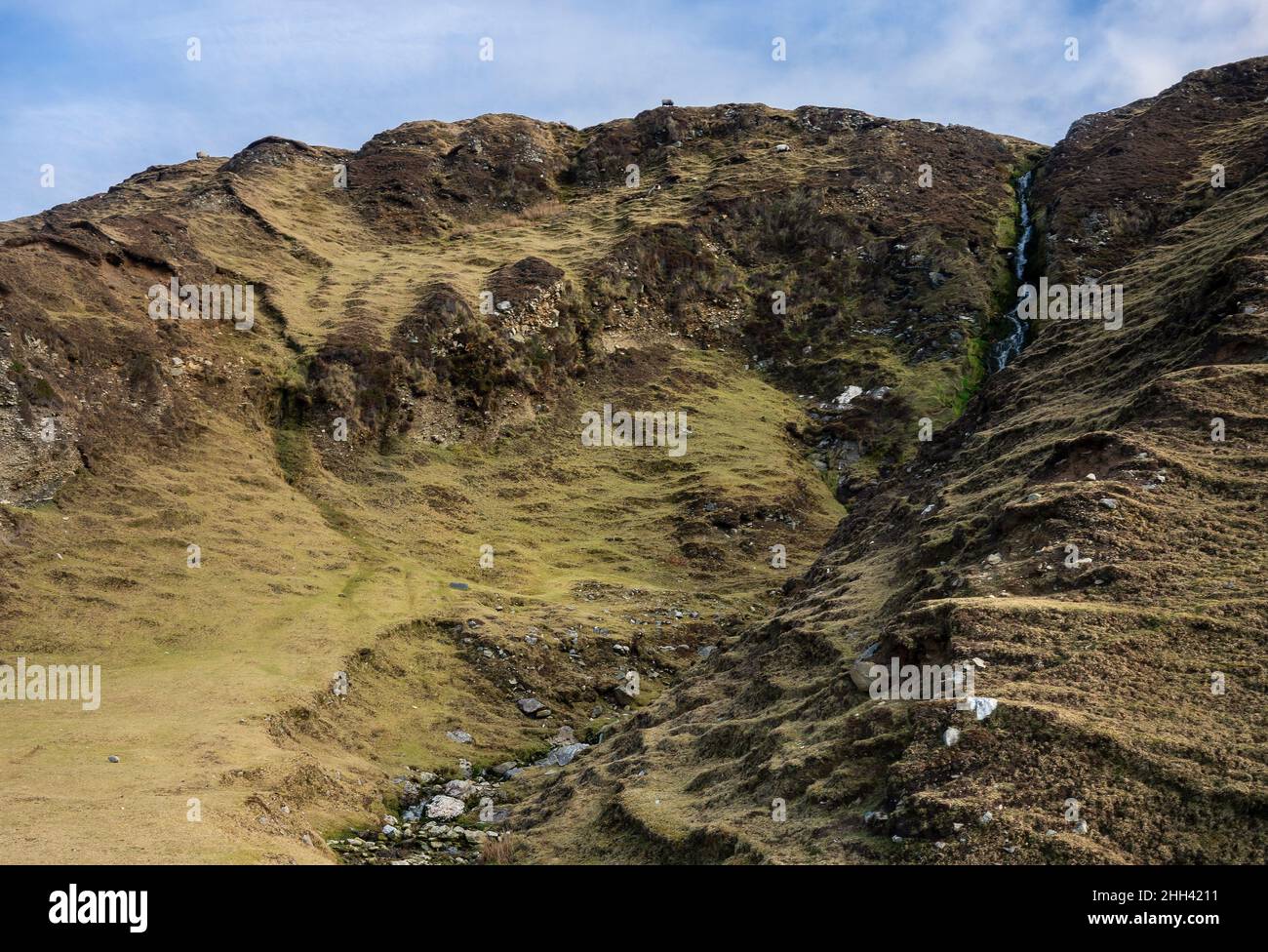 Cascadas de los verdes acantilados de Minaun en la costa de Trawmore Sand en la isla Achill Foto de stock