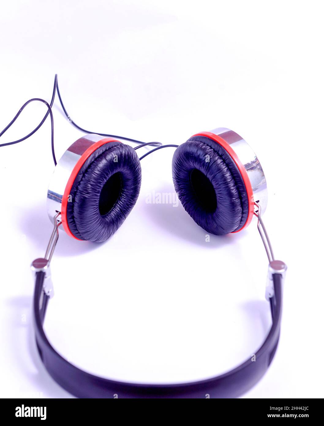 auriculares aislados sobre fondo blanco. Foto de stock