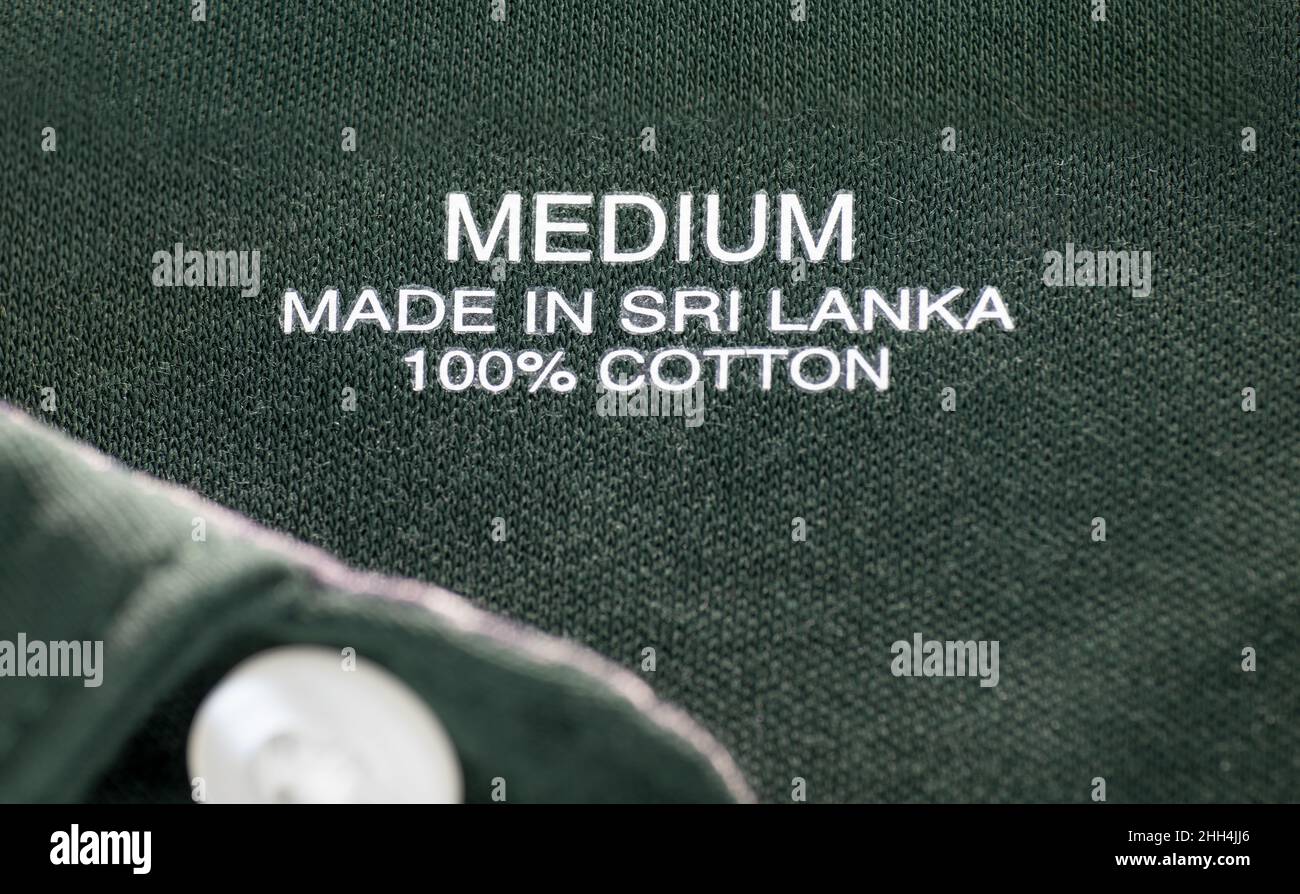 Polo con estampado blanco 'Made in Sri Lanka' Foto de stock