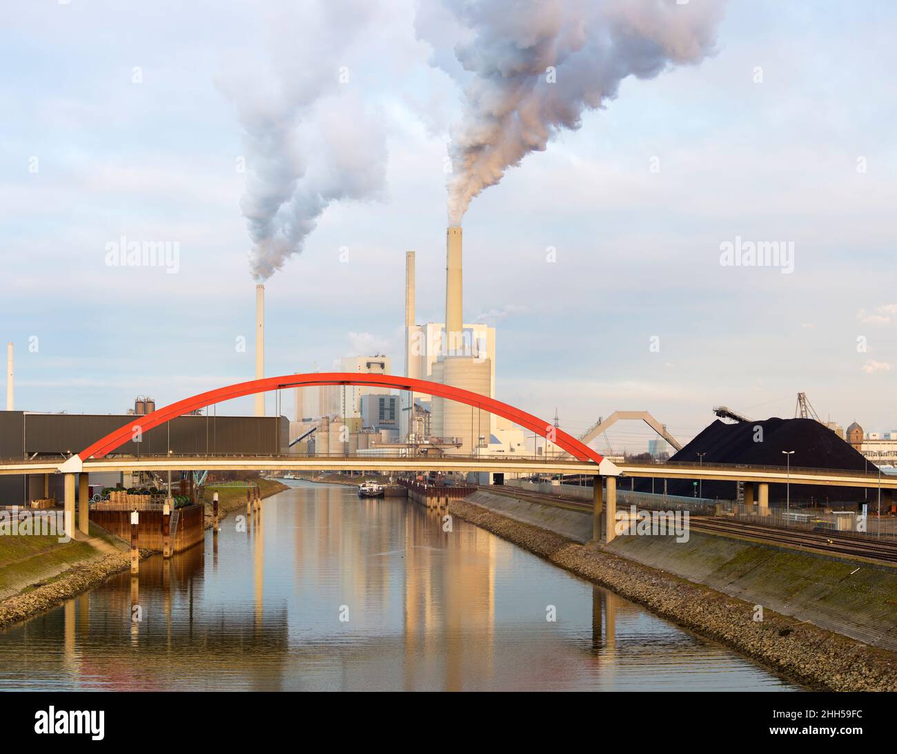 Central de carbón que causa el calentamiento global un cambio climático Foto de stock