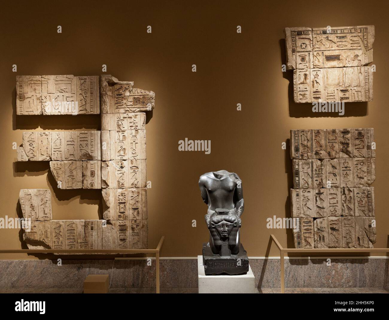 Alivio de alrededor de la puerta falsa de la tumba de Bakenrenef, 3 secciones. Dinastía: Dinastía 26. Reinado: reinado de Psamtik I. Fecha: 664-610 B.C.. Al igual que en el cercano antiguo Alivio de alrededor de la puerta falsa de la tumba de Bakenrenef, 3 secciones. Dinastía: Dinastía 26. Reinado: reinado de Psamtik I. Fecha: 664-610 B.C.. Al igual que en el cercano antiguo