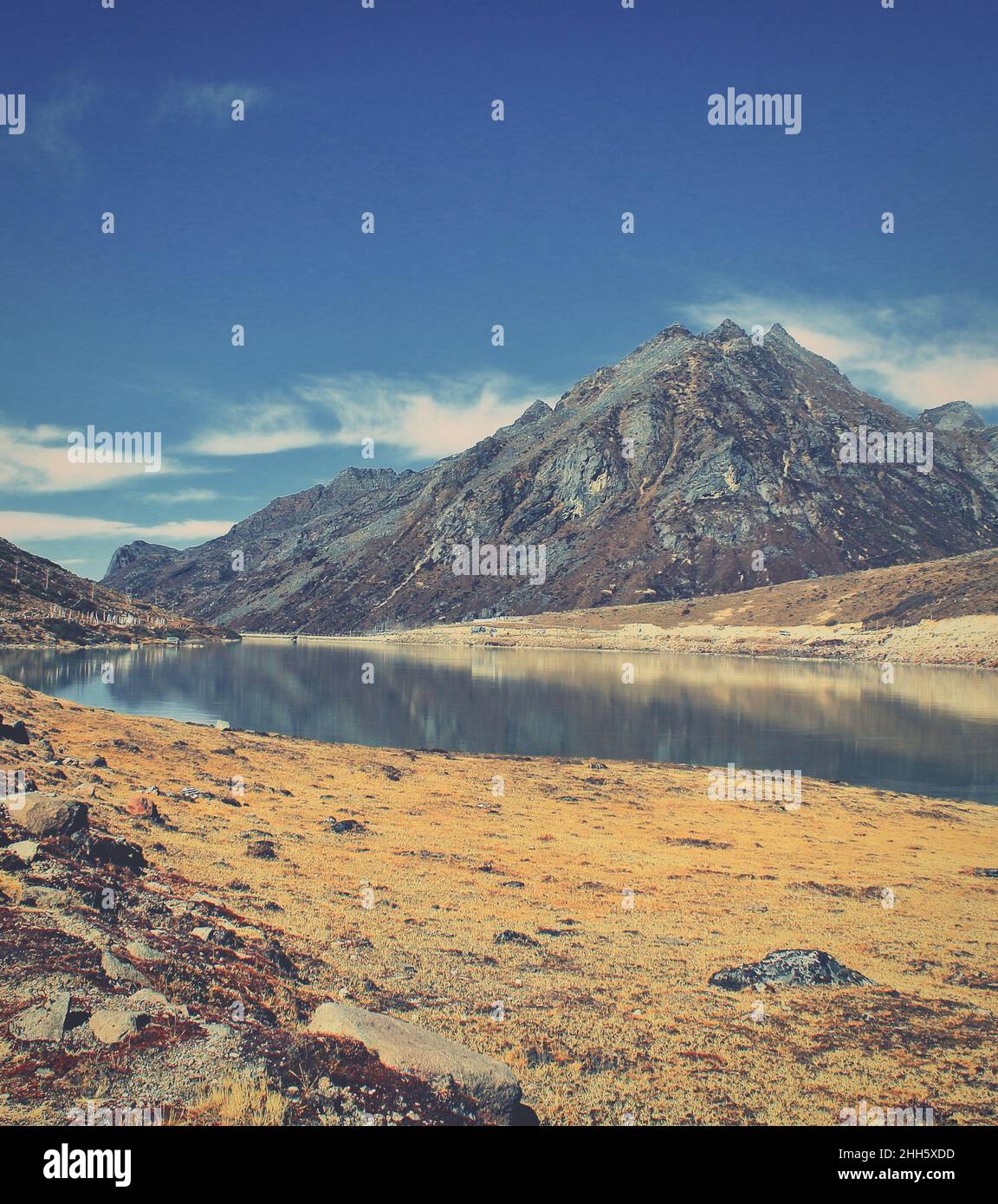 pradera alpina y lago sela cerca del paso sela en el distrito de tawang de arunachal pradesh, noreste de la india Foto de stock