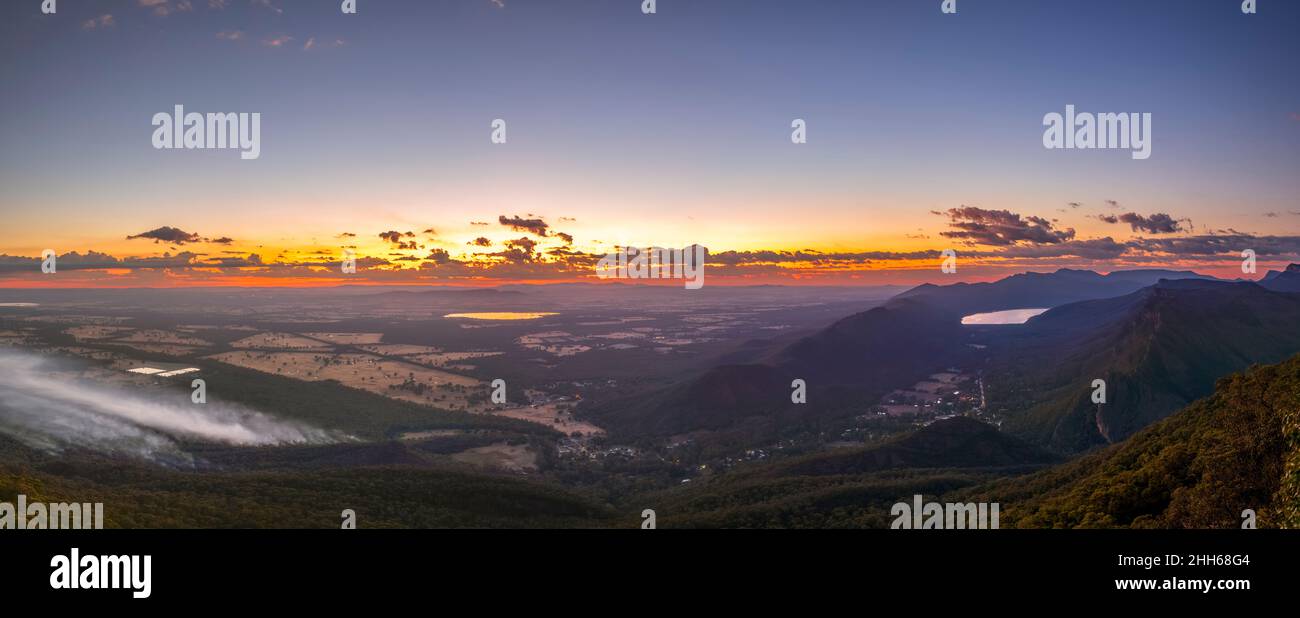 Australia, Victoria, Halls Gap, Panorama del Parque Nacional Grampians al amanecer con el Lago Lonsdale, Fyans y Bellfield en el fondo Foto de stock