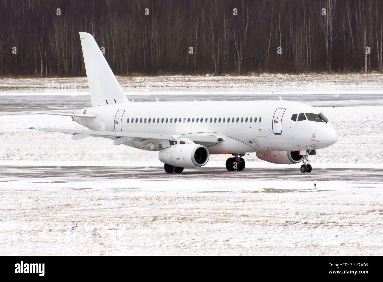 Avión en el aeropuerto en una tormenta de nieve y pobre visibilidad Foto de stock