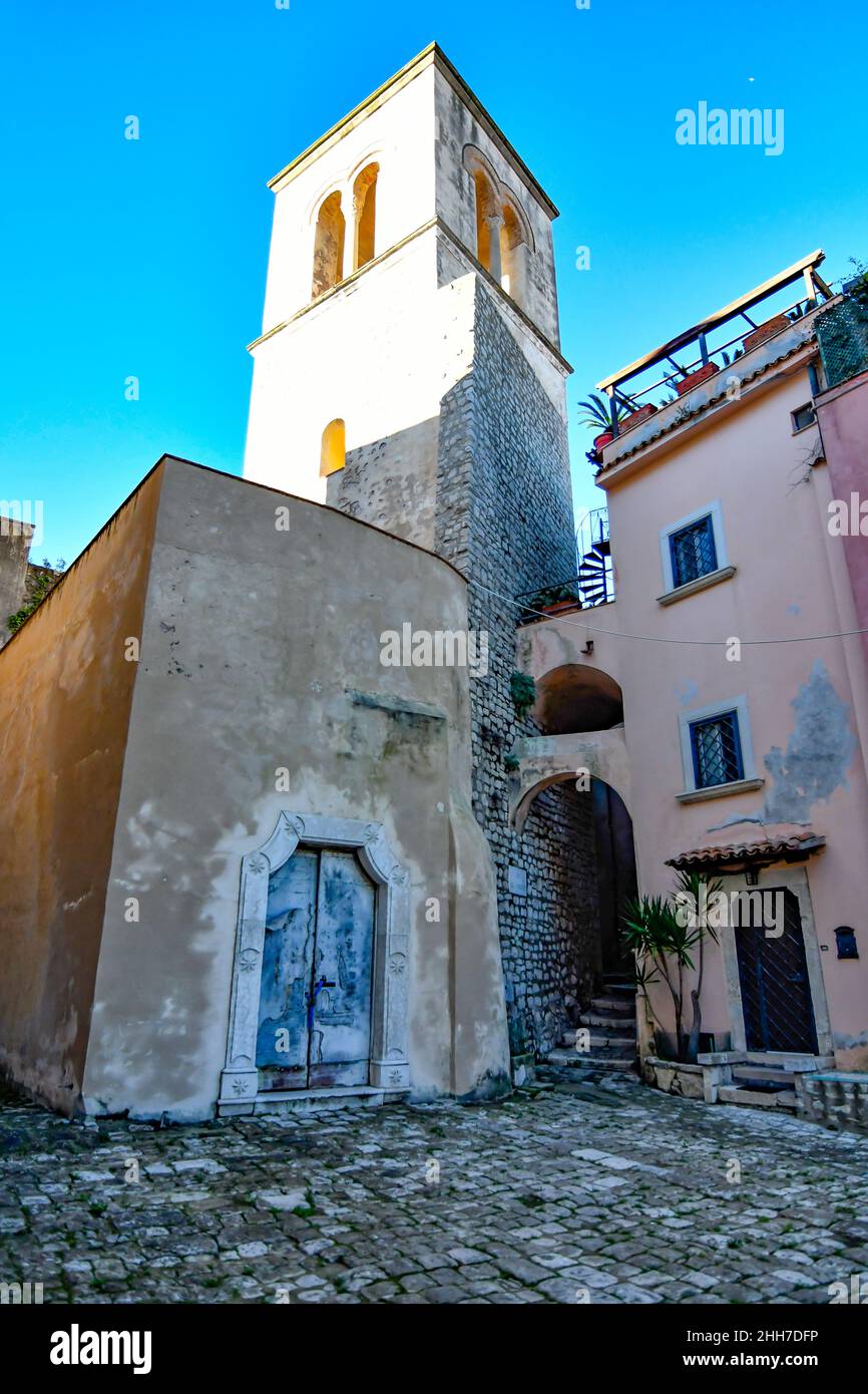 La fachada de una iglesia en Gaeta, una ciudad italiana en la región del Lazio. Foto de stock