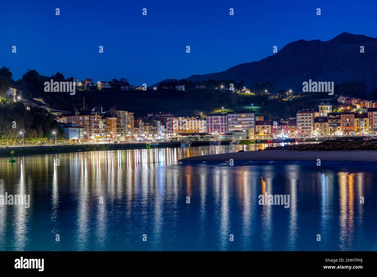 Entrada al puerto de Ribadesella, con la playa de Santa Marina, en una noche estrellada. Asturias, España. Foto de stock