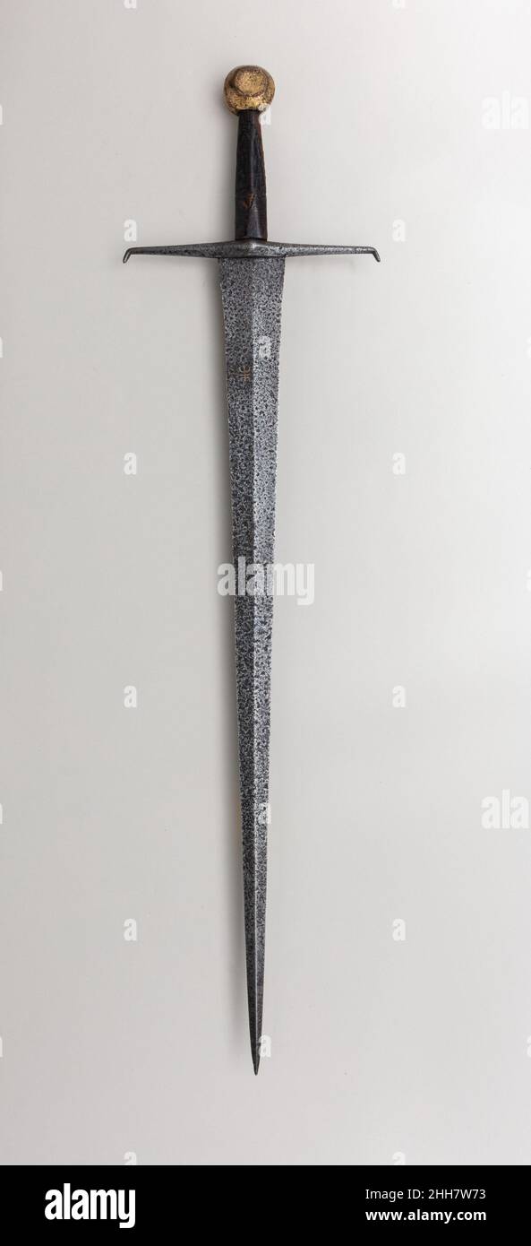 Espada gótica, italiano, principios del siglo 15, italiano, acero, bronce,  madera, cuero, oro, L. 40 1/4 pulg. (102.2 cm); L. de la hoja 32 3/4 pulg.  (83 cm); an. 10 1/4 pulg. (