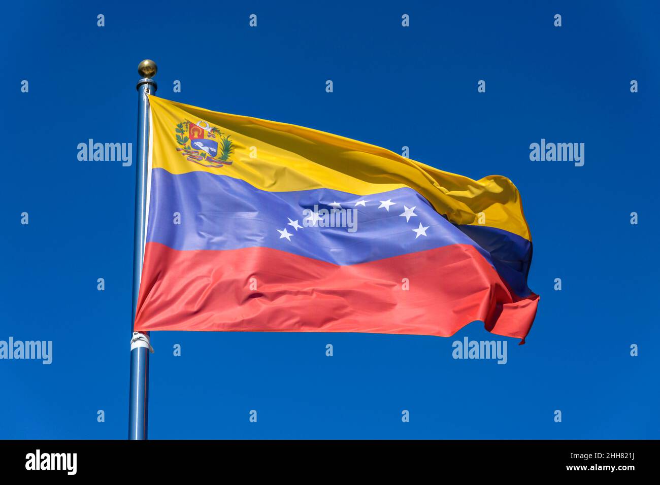 Bandera de Venezuela sobre fondo azul Foto de stock