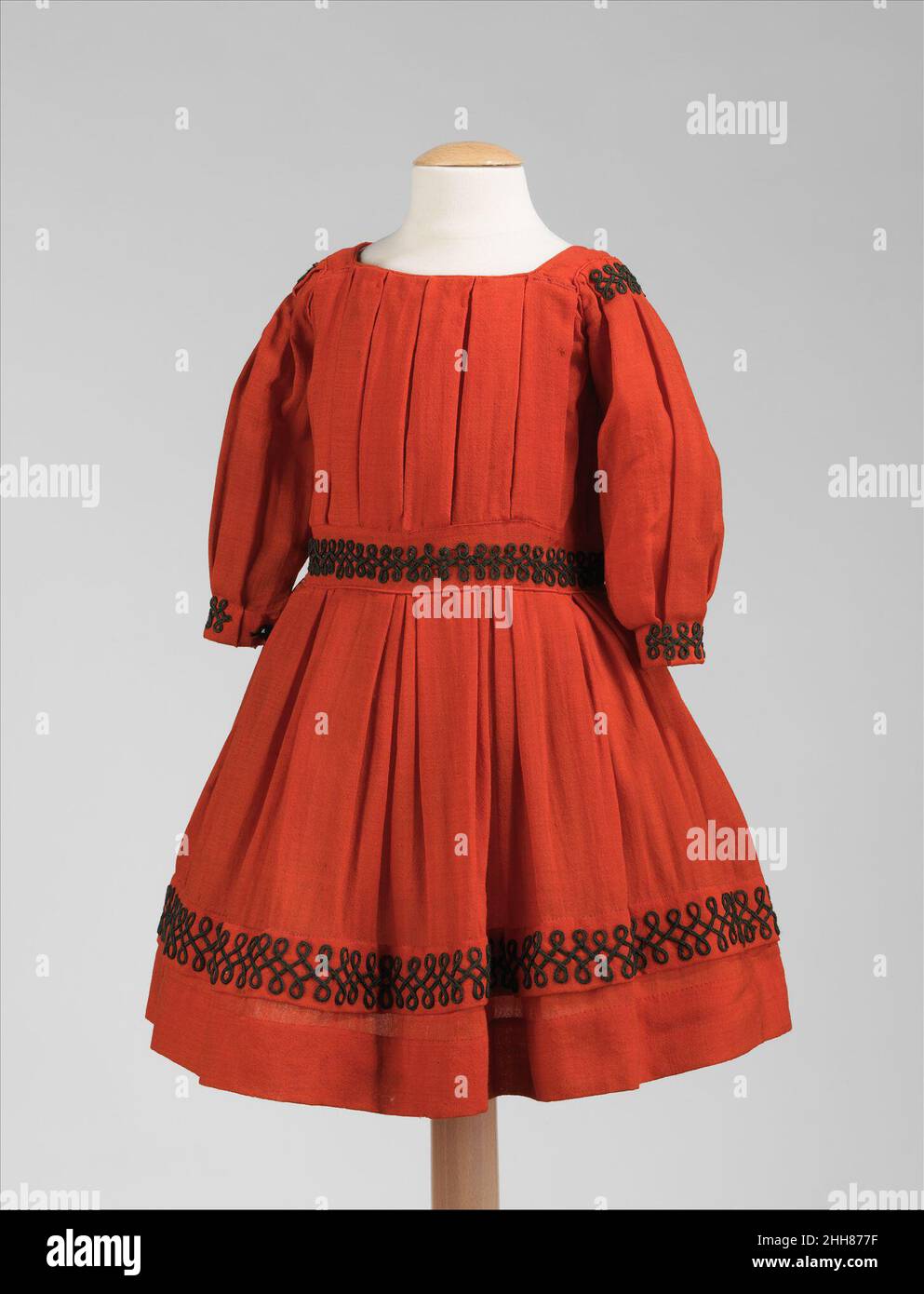 Vestido ca. 1865 American Este vestido, usado por un niño o una niña, está  confeccionado con detalles encantadores y con estilo. Las mangas son de una  forma moderna y el corpiño es