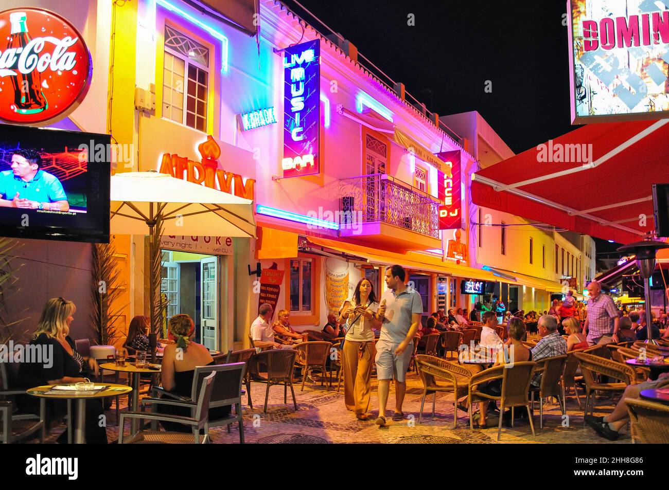 Bares al aire libre por la noche, Candido des Reis, Albufeira, región del Algarve, Portugal Foto de stock