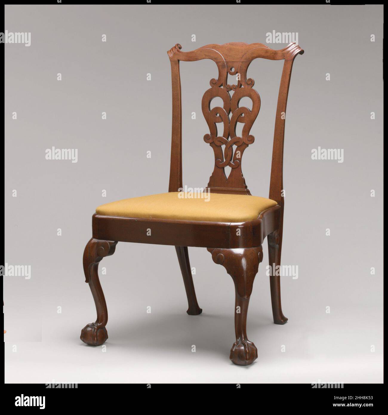 Silla LATERAL 1760–90 AMERICANA Estas sillas, de un conjunto original de doce, junto con un sofá (39.184.2) y una mesa de cartas (39.184.12), descendieron en suite en la familia Verplanck. Las características de la Reina Ana —el pesado marco de nogal, el asiento en forma de globo y la ausencia de talla de Rococo— sugieren que el set fue hecho para Samuel Verplanck poco después de su regreso de Holanda en 1763 con su novia, Judith Crommelin. Silla lateral. Estadounidense. 1760–90. Nogal, roble blanco, pino blanco. Probablemente hecho en Nueva York, Nueva York, Estados Unidos Foto de stock