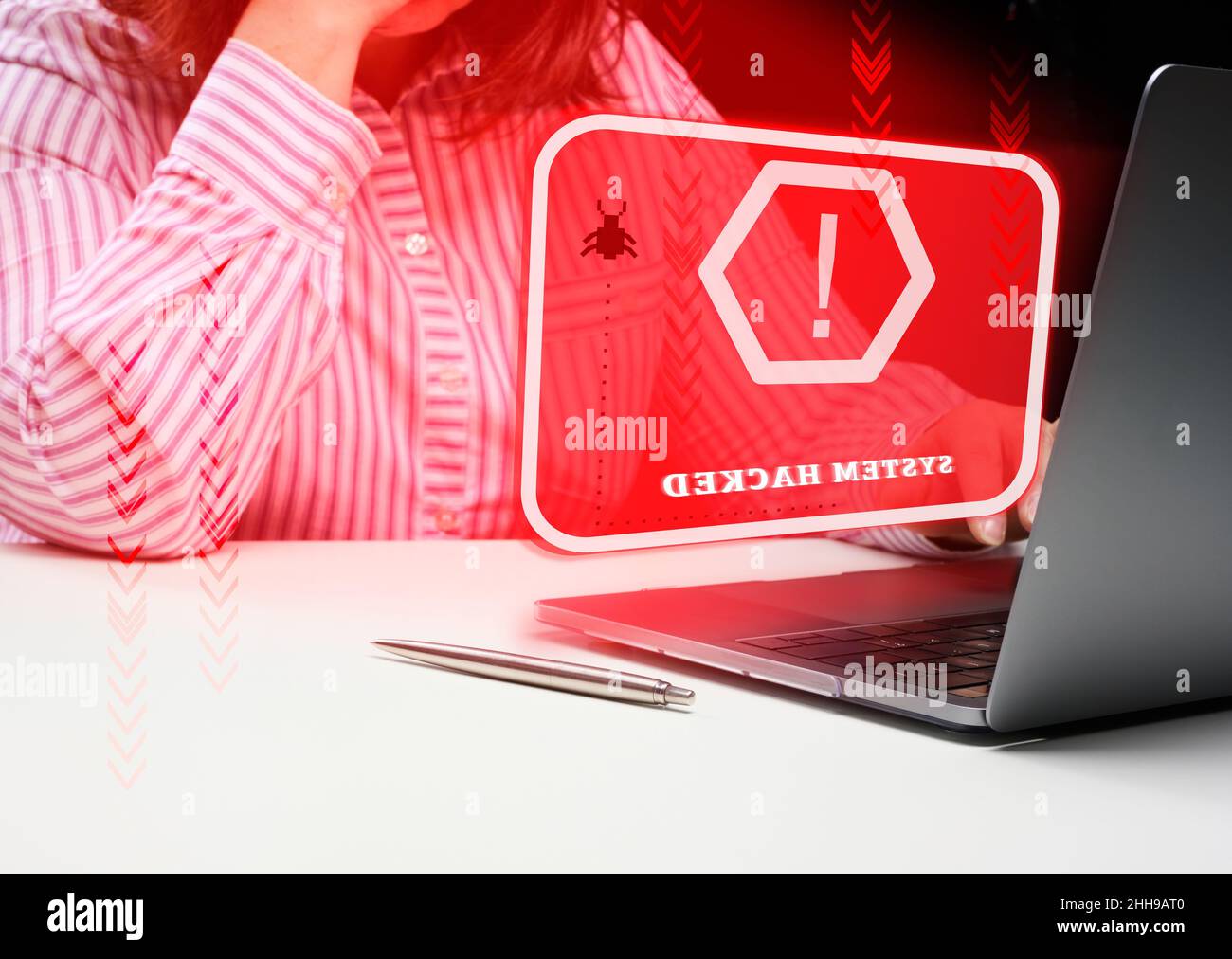 una mujer se sienta en un ordenador portátil, delante de ella es la inscripción que el sistema es hackeado. Ataque de hacker de usuario, hacking del sistema, robo de contraseña Foto de stock