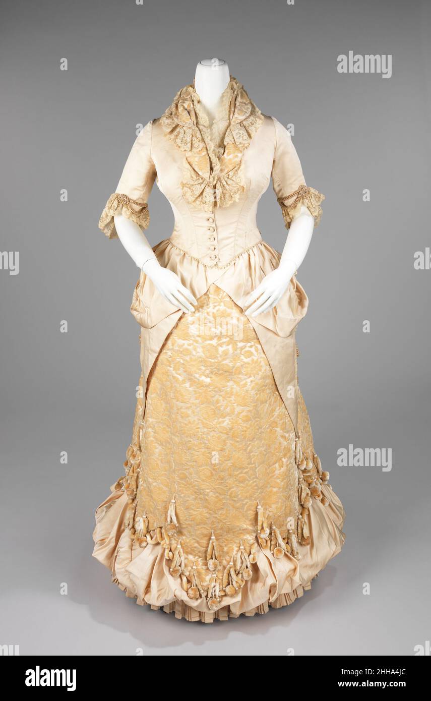 Vestido de noche 1885 Americano La silueta del bullicio, aunque se asocia  principalmente con la segunda mitad del siglo 19th, se originó en modas  anteriores como un simple golpe en la parte