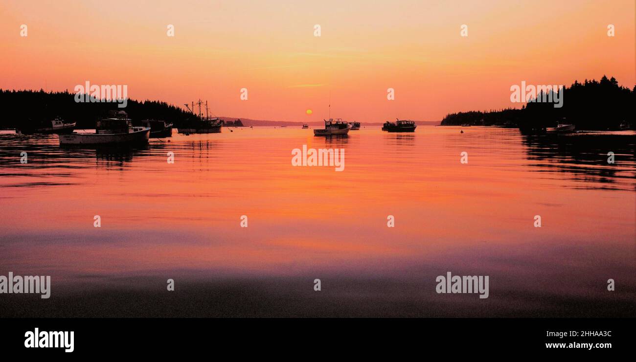 Un puerto de Nueva Inglaterra y barcos de pesca al atardecer Foto de stock