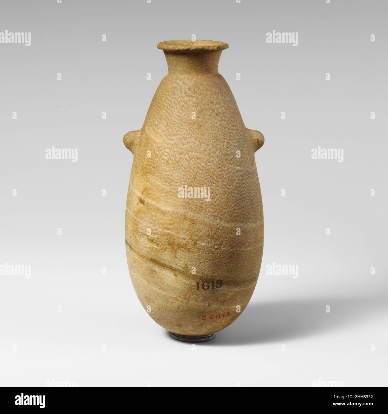 Alabastro (florero de perfume) 5th–6th siglo a.C. chipriota El alabastro  tiene un perfil en forma de pera, dos orejetas salientes, un cuello  ardientes y un labio torneado. Alabastro (jarrón de perfume) 243966