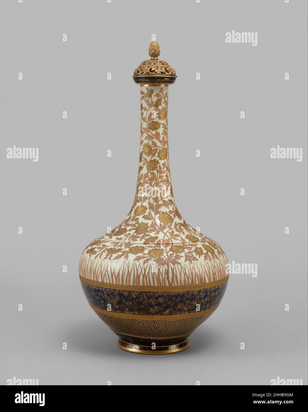 Jarrón Cubierto 1886–90 Probablemente diseñado por Lycett debido a su tamaño masivo, este jarrón en forma de botella inspirado en el Cercano Oriente es uno de más importantes del