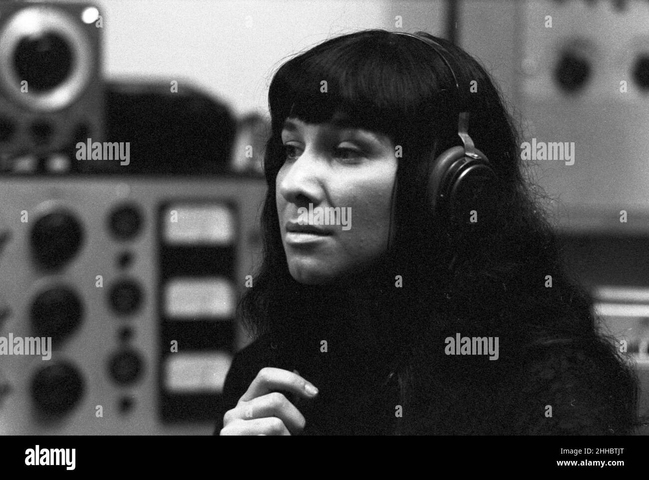 Buffy Sainte-Marie en un estudio de grabación en Nueva York, 1964 Foto de stock