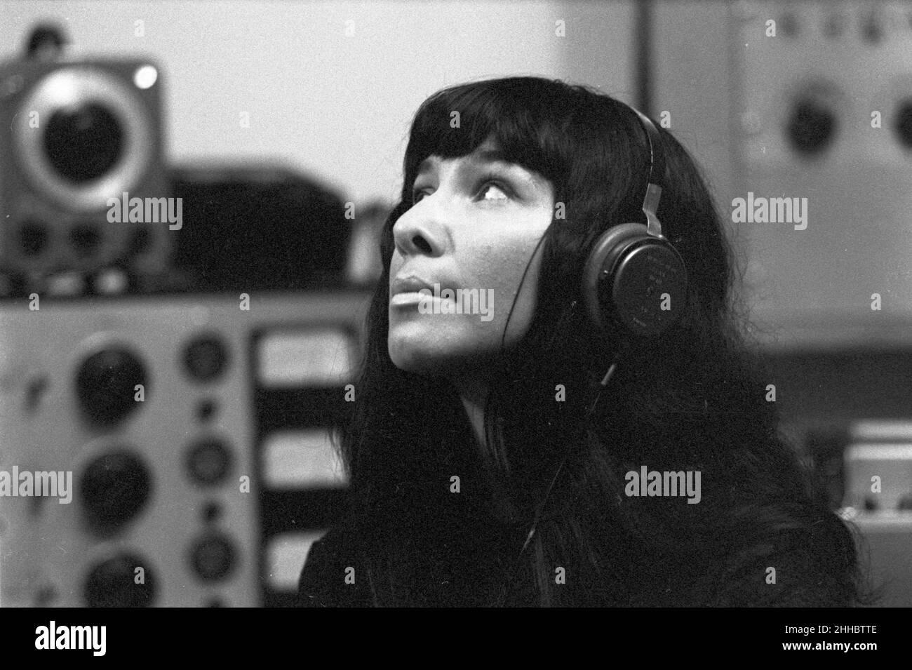 Buffy Sainte-Marie en un estudio de grabación en Nueva York, 1964 Foto de stock
