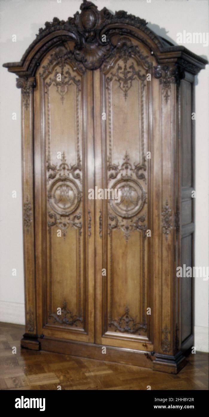 Armoire ca. 171020 Francés Este armoire vino de la sacristía de la