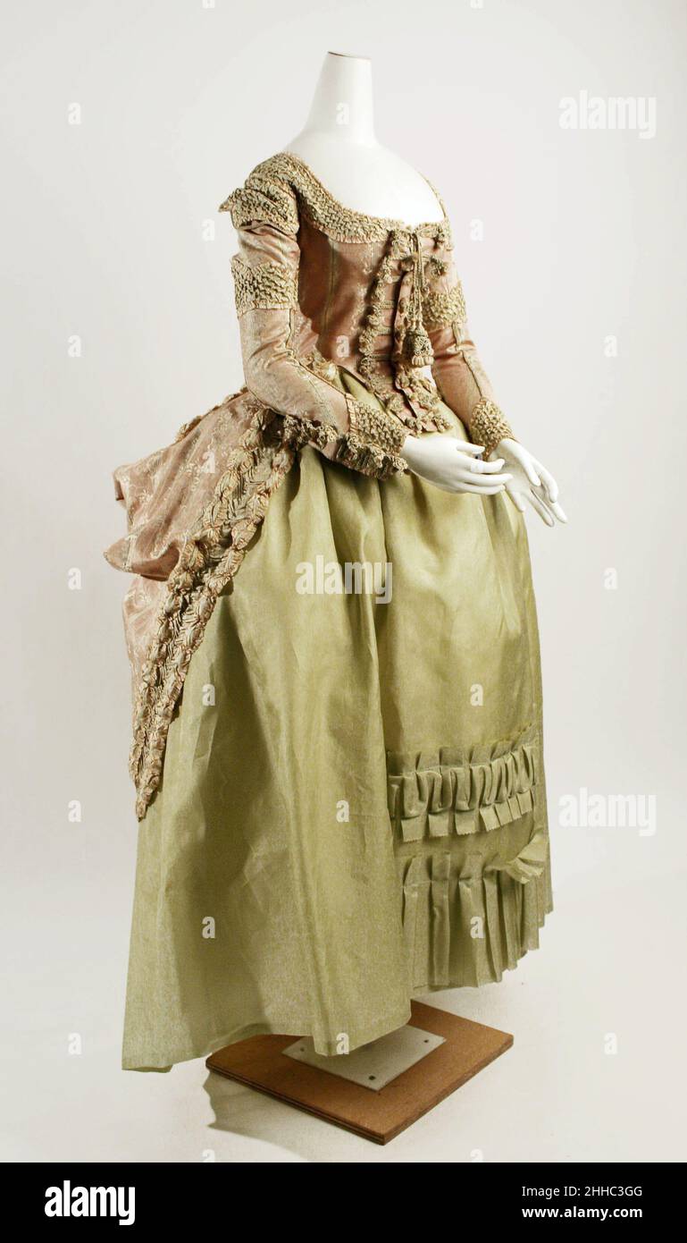 Vestido 1778–80 Francés Más trajes del siglo XVIII han sido alterados varias veces. Las señoras actualizaron sus vestidos, después los pasaron a parientes o sirvientes, que hicieron cambios adicionales ajustar