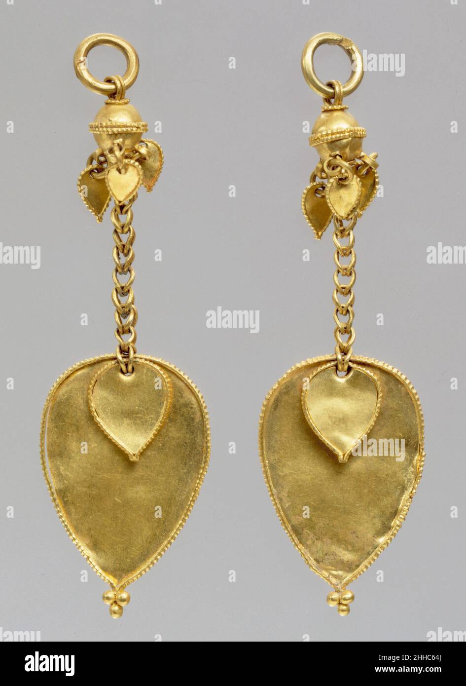 Earring (Una de una pareja) Corea del siglo La belleza y la artesanía sofisticada de estos pendientes de oro—y de los adornos personales en las tumbas de la élite de