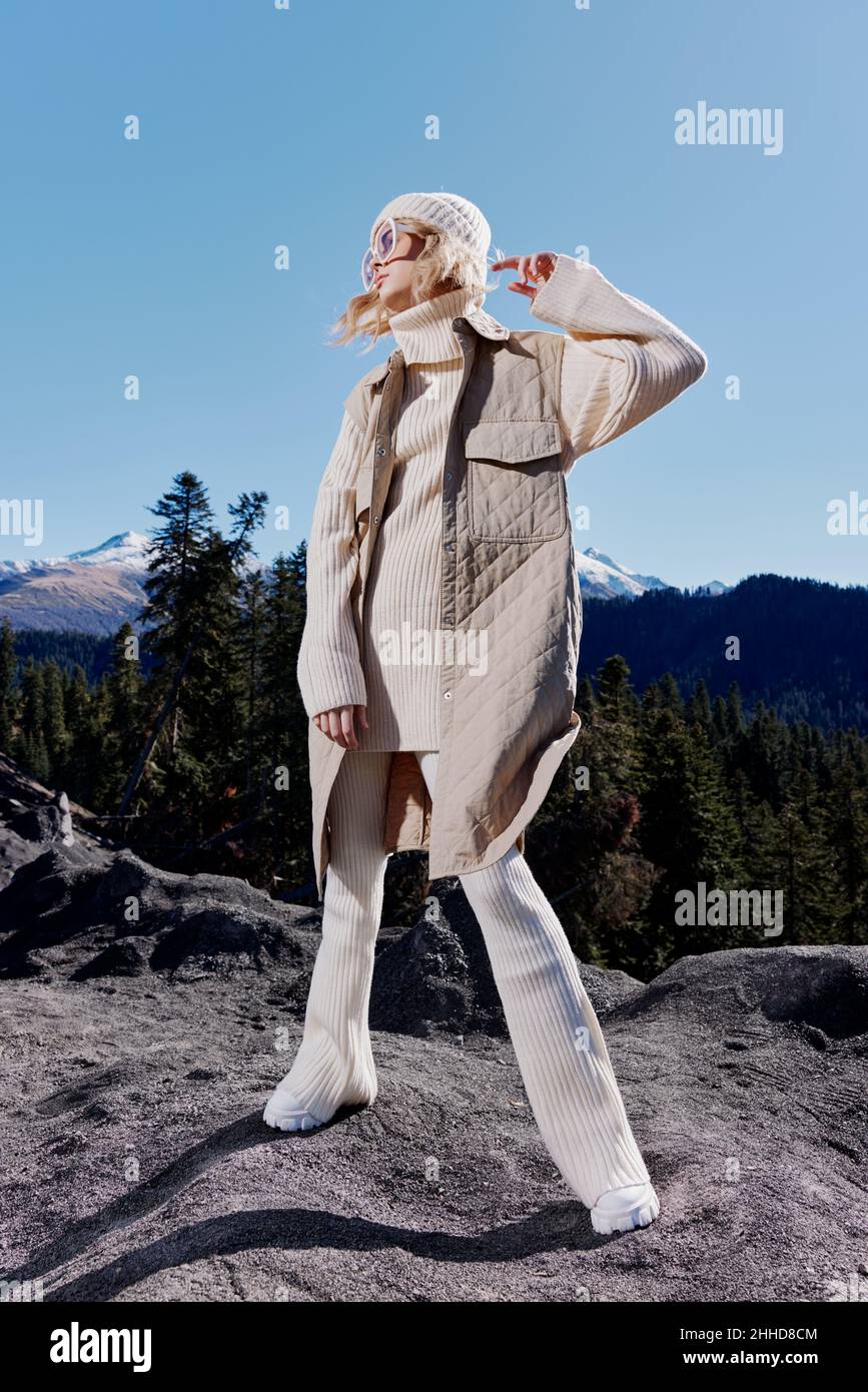 mujer ropa de moda montañas naturaleza día soleado estilo de vida  Fotografía de stock - Alamy