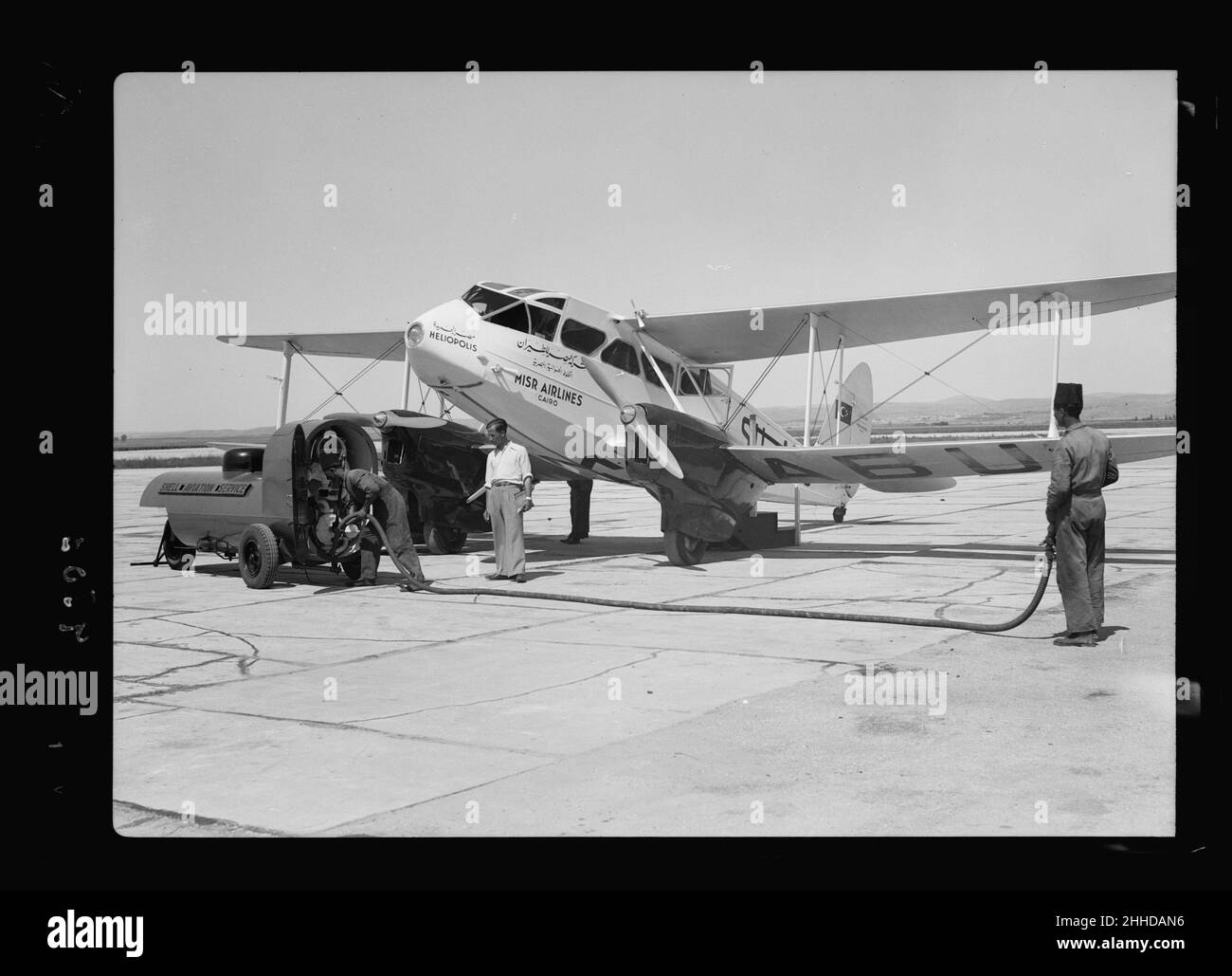 Aeropuerto de Lydda. Misr avión repostando LOC matpc.18471 por Bain News Foto de stock