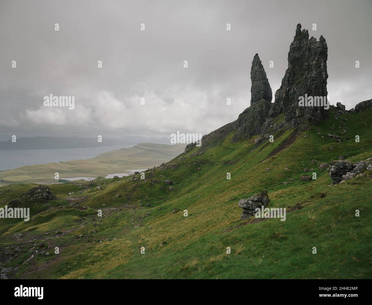 El Viejo Hombre de Storr paisaje de verano de la popular caminata turística en la Península Trotternish, Isla de Skye Escocia Reino Unido - paseo turístico Foto de stock