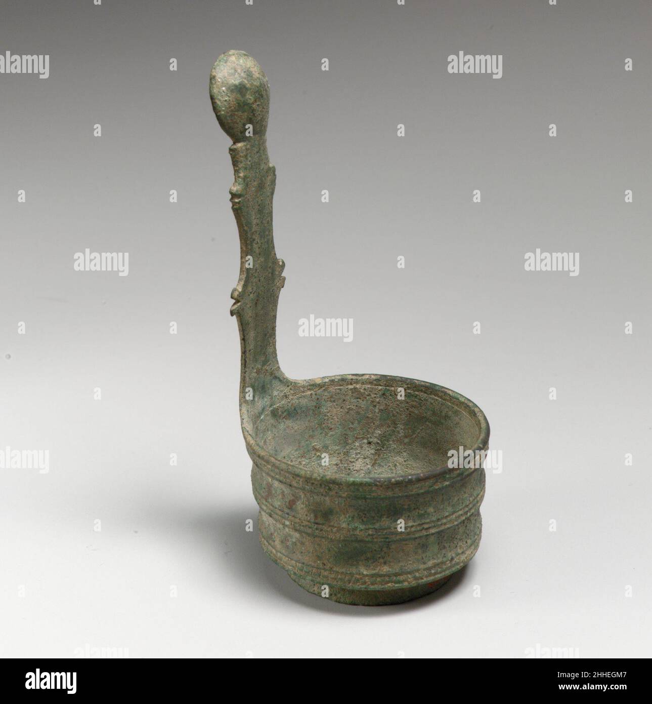 Bronce simpulum (ladle) finales de 1st–principios del siglo 2nd d.C. Romano con hondo tazón cilíndrico.. Simpulum de bronce (ladle) 246914 Foto de stock