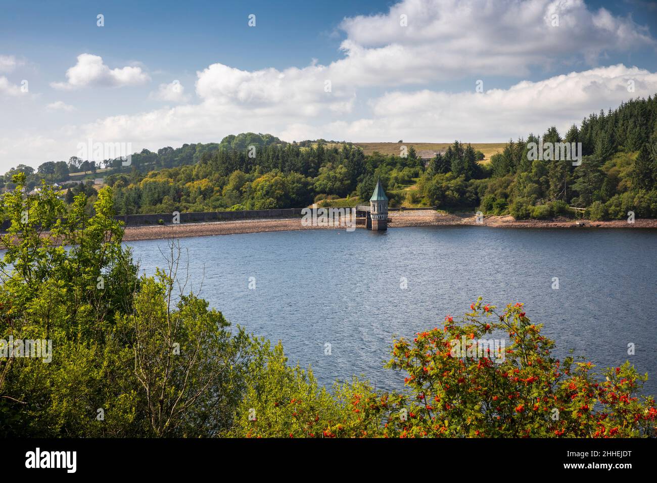 Reino Unido, Gales, Merthyr Tydfil, Pontstill Reservoir hacia la presa y el vertedero Foto de stock