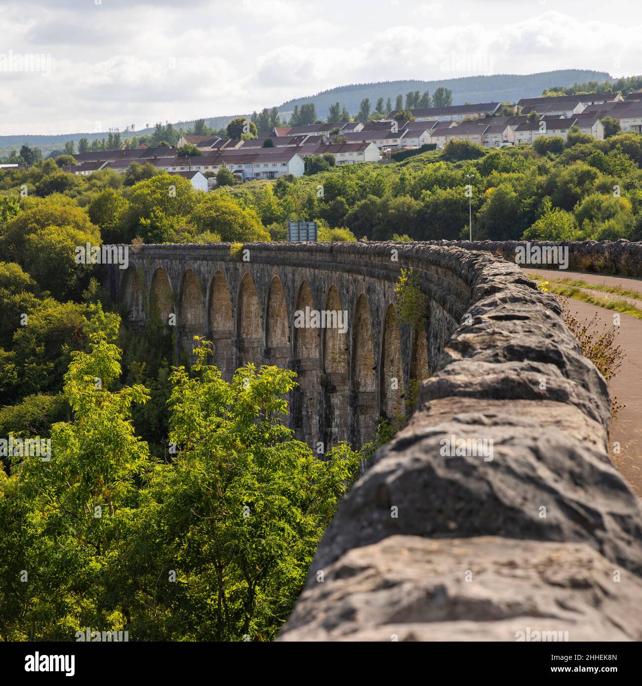 Reino Unido, Gales, Merthyr Tydfil, Cefn Coed y cymmer, viaducto ferroviario que lleva Taff Trail sobre el río Taff Foto de stock