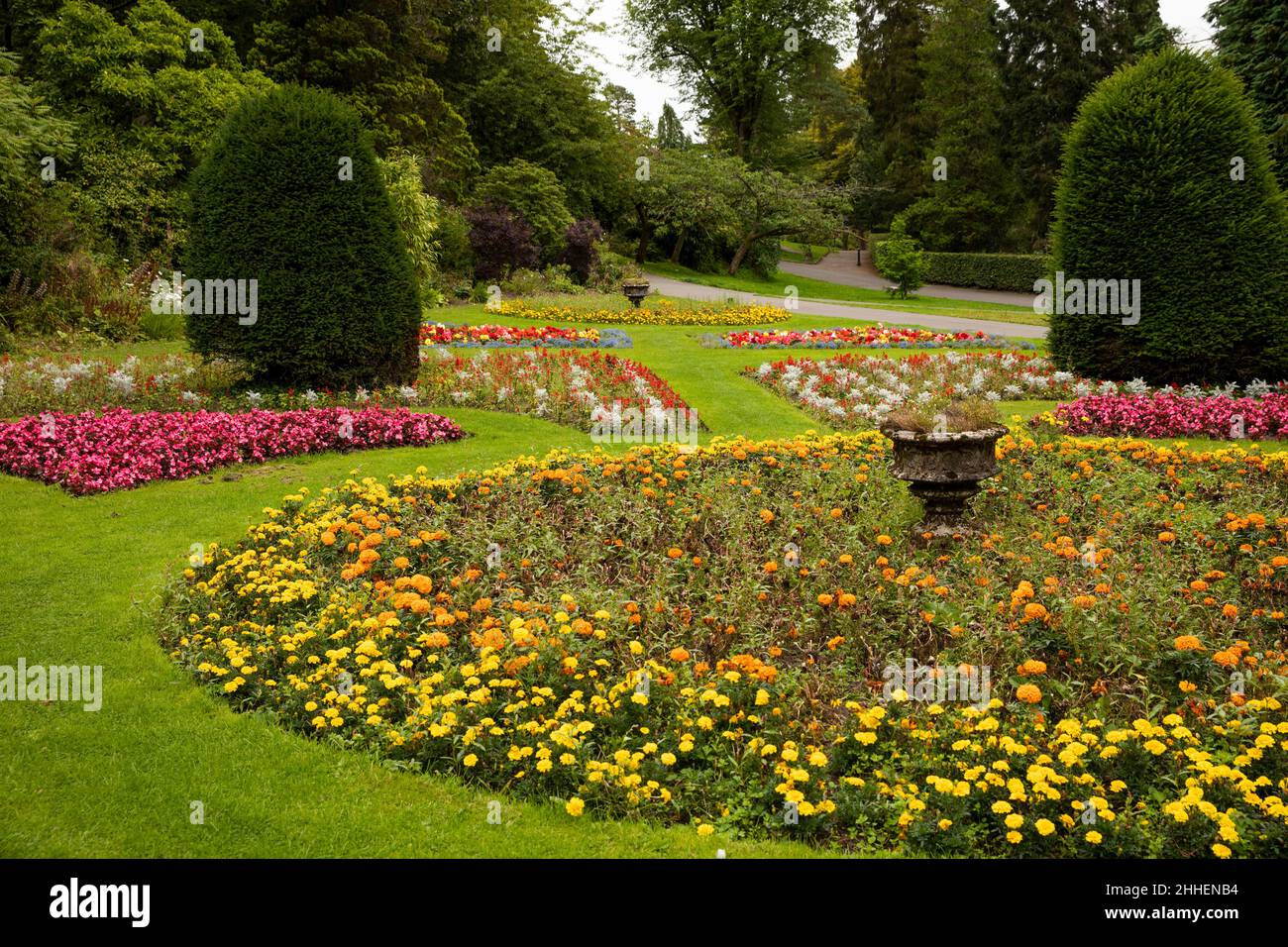 Reino Unido, Gales, Merthyr Tydfil, Cyfartha Castle Park, coloridos lechos de flores Foto de stock