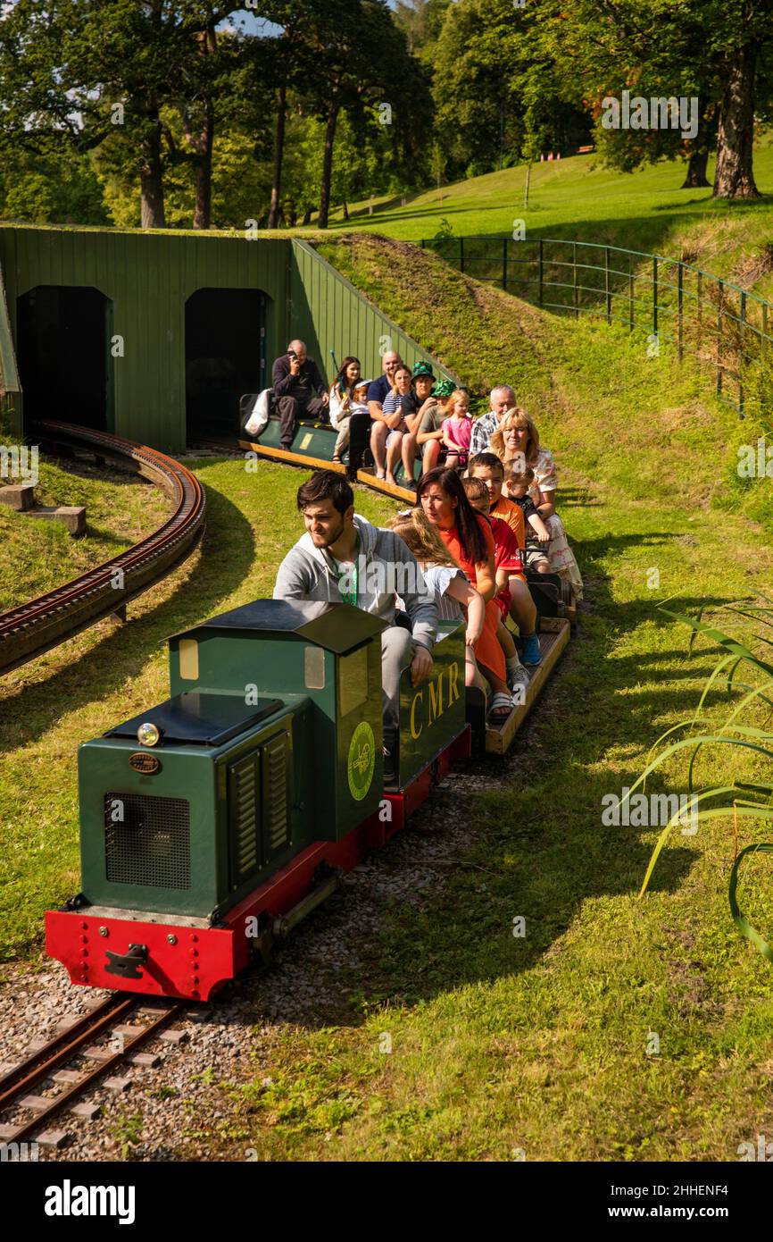 Reino Unido, Gales, Merthyr Tydfil, Cyfartha Castle Park, pasajeros en tren en miniatura Foto de stock