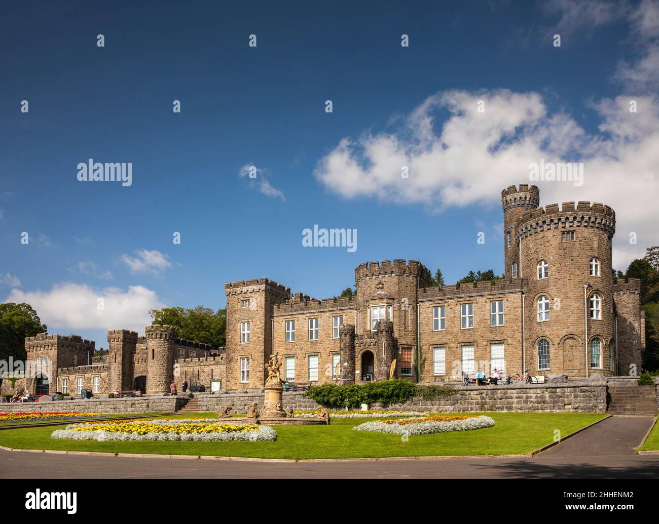 Reino Unido, Gales, Merthyr Tydfil, Cyfartha Castle Park, coloridos lechos de flores en la entrada del castillo Foto de stock