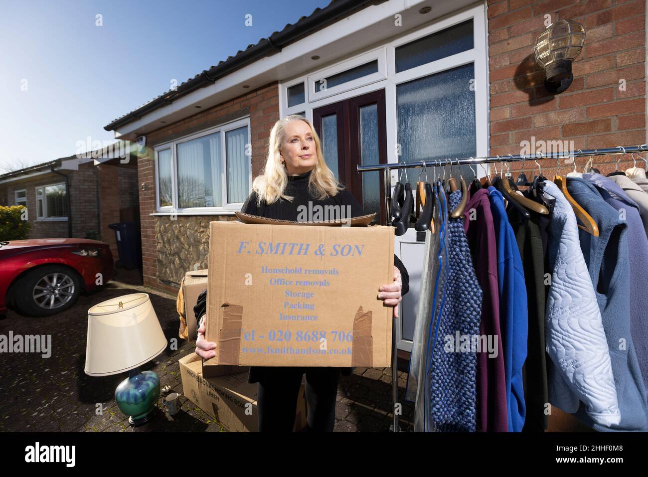 Señora mayor con algunas de sus pertenencias antes de mudarse a casa, Inglaterra, Reino Unido Foto de stock