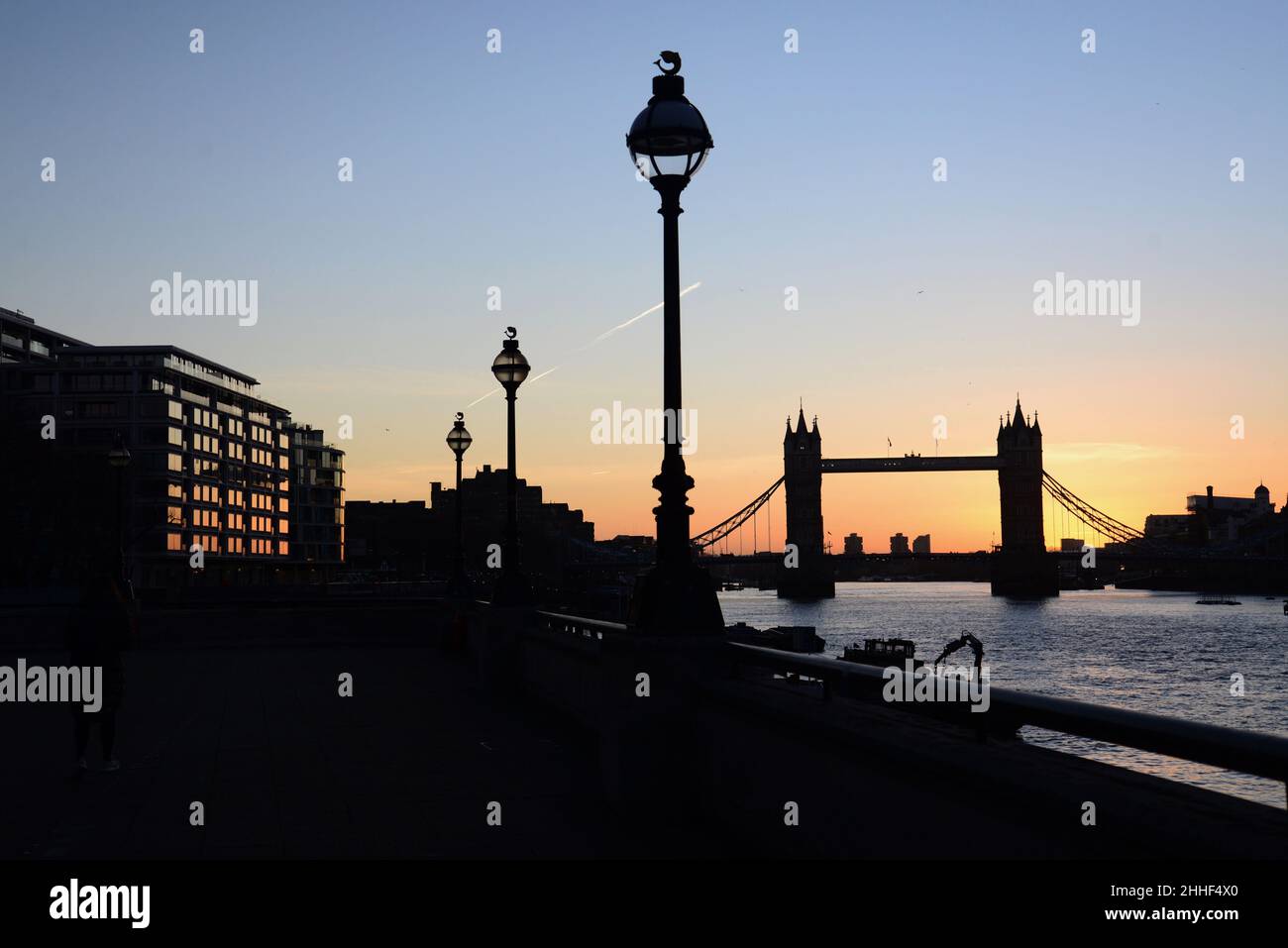 Salida del sol sobre el Tower Bridge en el río Támesis, Londres, Inglaterra Foto de stock