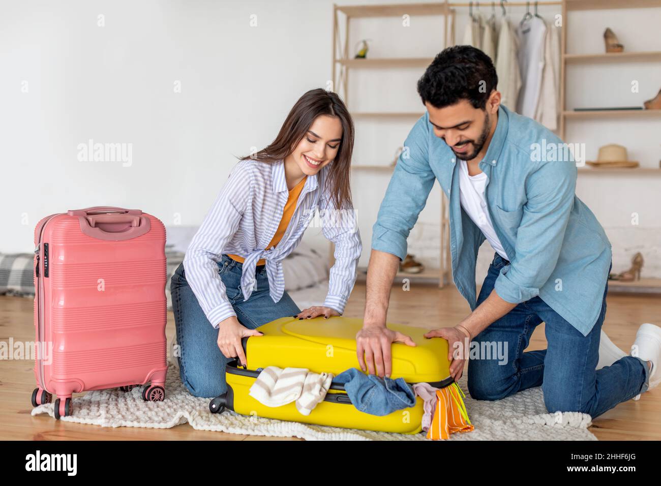 Niña empacando maleta fotografías e imágenes de alta resolución - Página 11  - Alamy