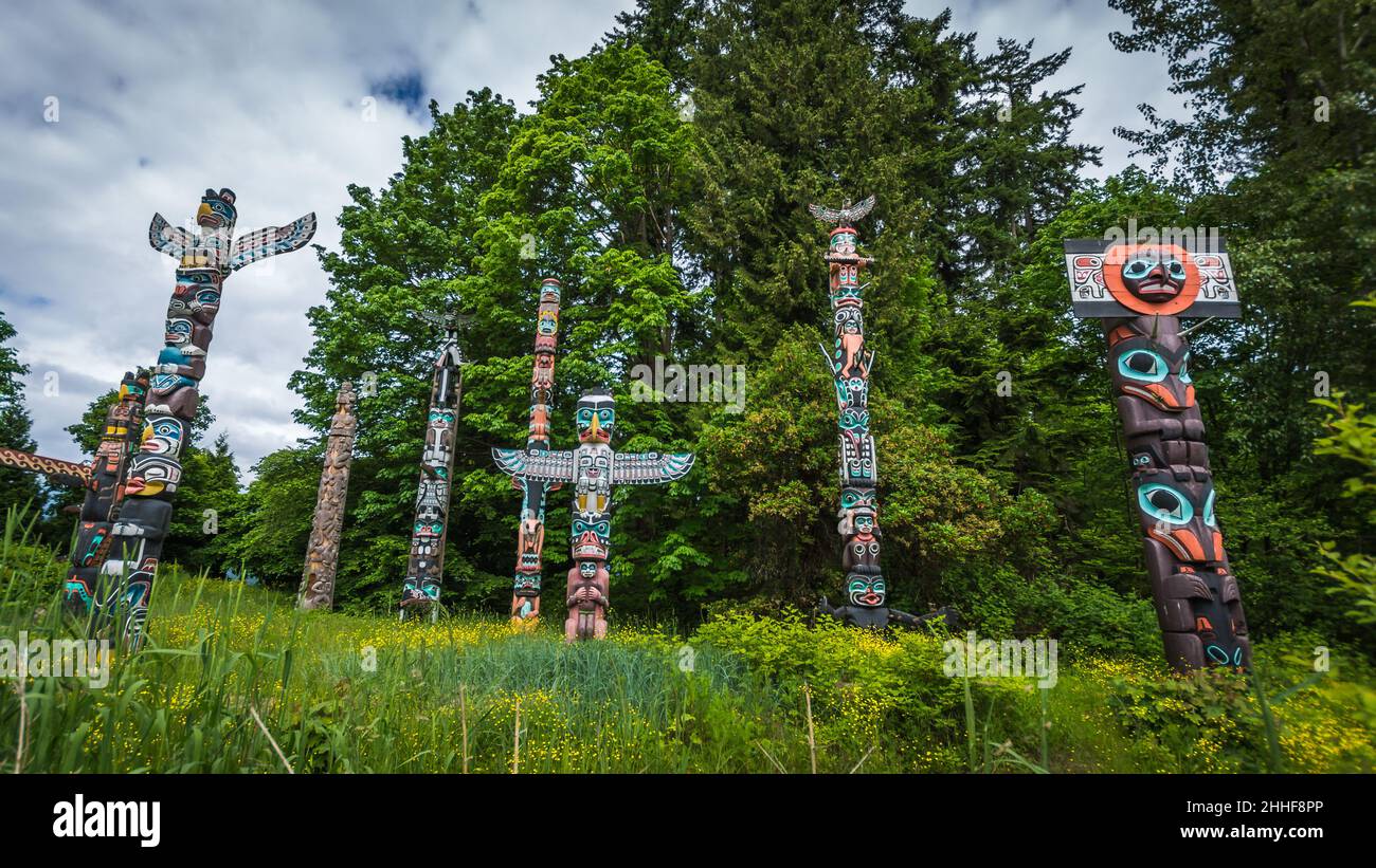 Totempfähle der First Nations im Stanley Park en Vancouver Foto de stock