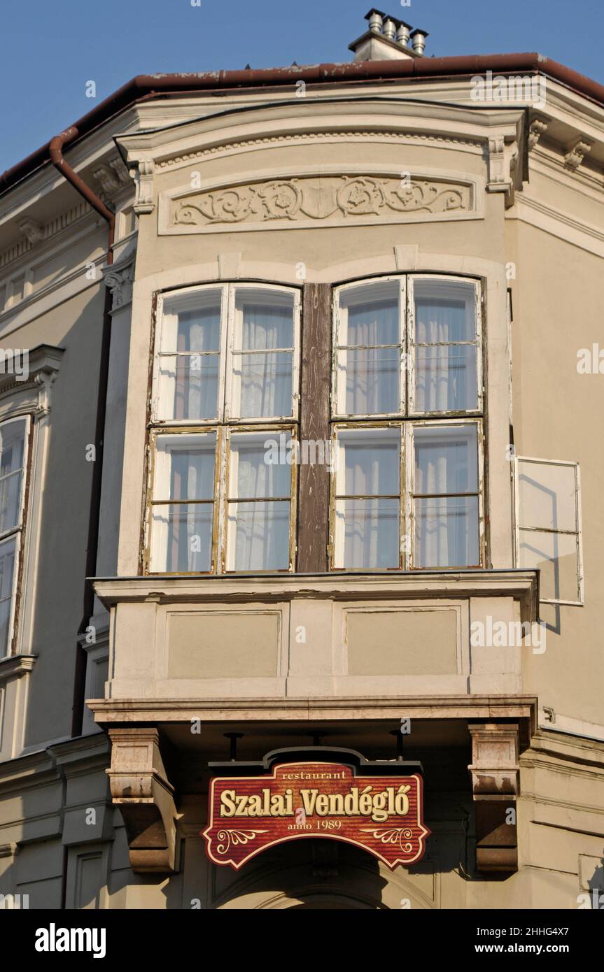 Restaurante Szalai Vendéglő con balcón ventana en Gyor, Hungría Foto de stock