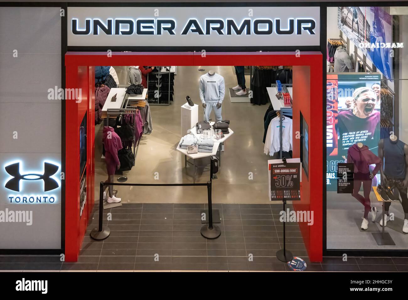 Under armour sign under armour fotografías e imágenes de alta resolución -  Alamy