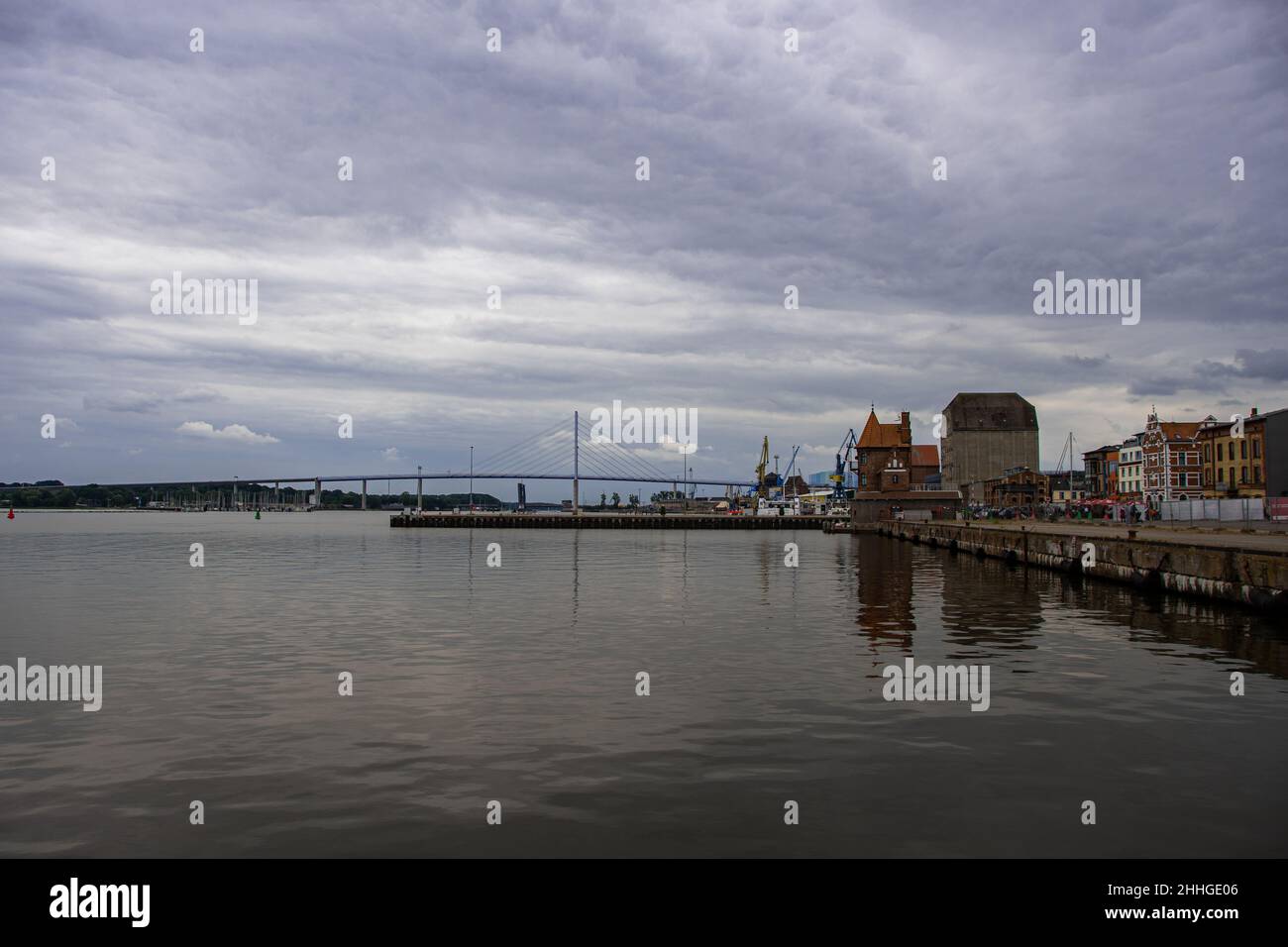 El puerto de Stralsund con el puente Rügen Foto de stock