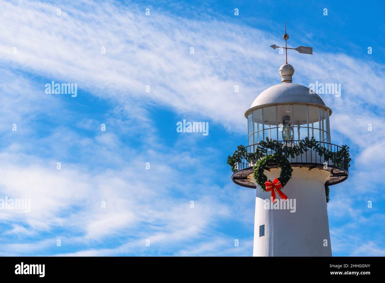 Faro de Biloxi Faro de hierro fundido construido en 1848, decorado para Navidad, Biloxi, Mississippi, Estados Unidos. Foto de stock