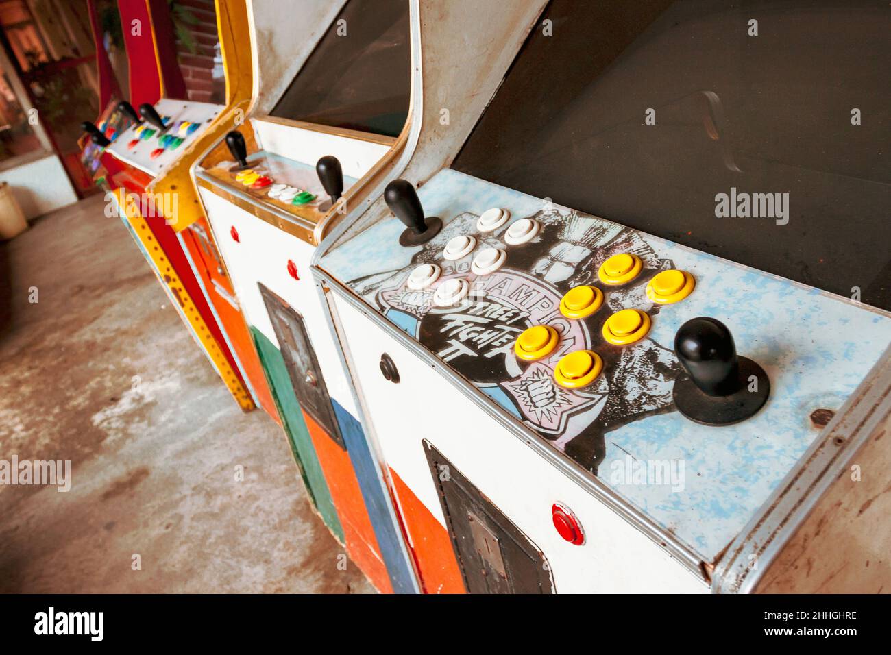 Consolas de juegos abandonadas en los años noventa. Santa Isabel, Nayarit. México Foto de stock