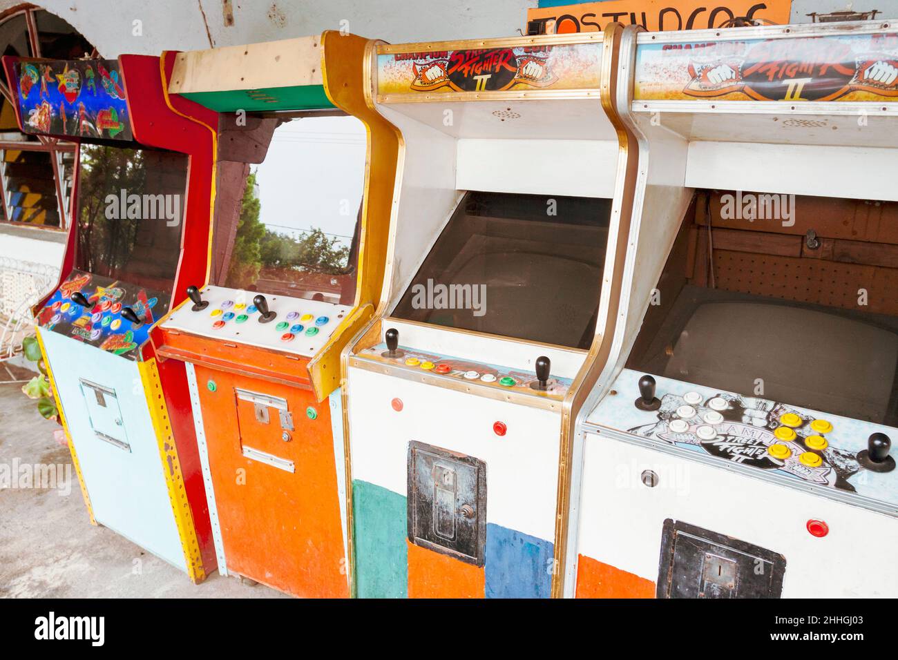 Consolas de juegos abandonadas en los años noventa. Santa Isabel, Nayarit. México Foto de stock