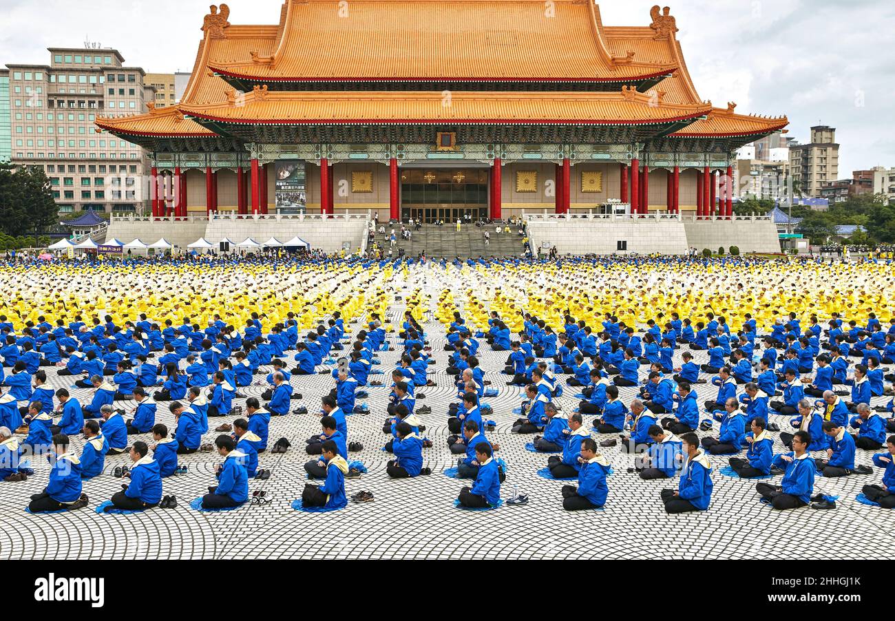 Un enorme de practicantes de Falun Gong (Dafa) medita en la Plaza de la Libertad de Taipei en Taiwán. Falun Gong qigong, está prohibido en China. Foto de stock