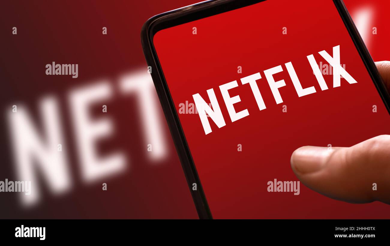 Logotipo rojo de Netflix en la pantalla del teléfono móvil con color de  rampa en el fondo. Streaming de películas y el icono de la plataforma de la  serie de TV en